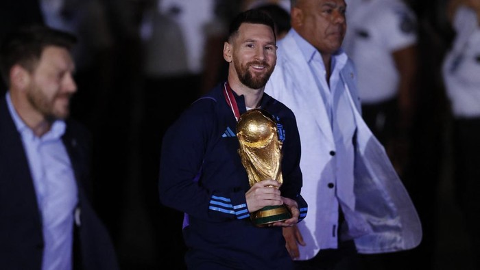Bawa Trofi Piala Dunia, Messi Cs Tiba di Argentina Soccer Football - Argentina team arrives to Buenos Aires after winning the World Cup - Buenos Aires, Argentina - December 20, 2022 Argentina coach Leonel Scaloni and Lionel Messi with the trophy during the team's arrival at Ezeiza International Airport REUTERS/Agustin Marcarian