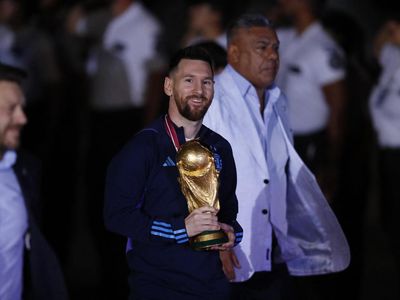Bawa Trofi Piala Dunia, Messi Cs Tiba di Argentina
