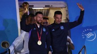 Lionel Messi dan kawan-kawan tampak keluar dari pesawat dengan membawa trofi Piala Dunia 2022.  