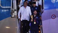 Pada saat keluar dari pesawat, Messi beriringan dengan sang pelatih Lionel Scaloni. Kemudian satu demi satu pemain menyusul.  