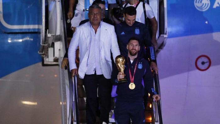 Bawa Trofi Piala Dunia Messi Cs Tiba Di Argentina