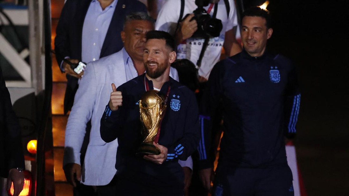 Lionel Messi dan Lionel Scaloni. (Foto: REUTERS/AGUSTIN MARCARIAN)