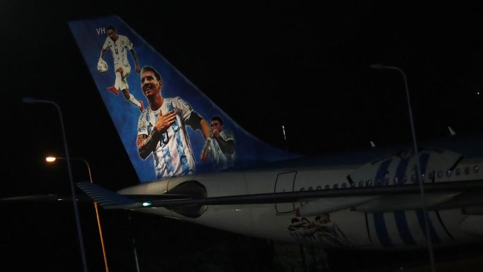 Bawa Trofi Piala Dunia, Messi Cs Tiba di Argentina Soccer Football - Argentina team arrives to Buenos Aires after winning the World Cup - Buenos Aires, Argentina - December 20, 2022 Argentina coach Leonel Scaloni and Lionel Messi with the trophy during the team's arrival at Ezeiza International Airport REUTERS/Agustin Marcarian