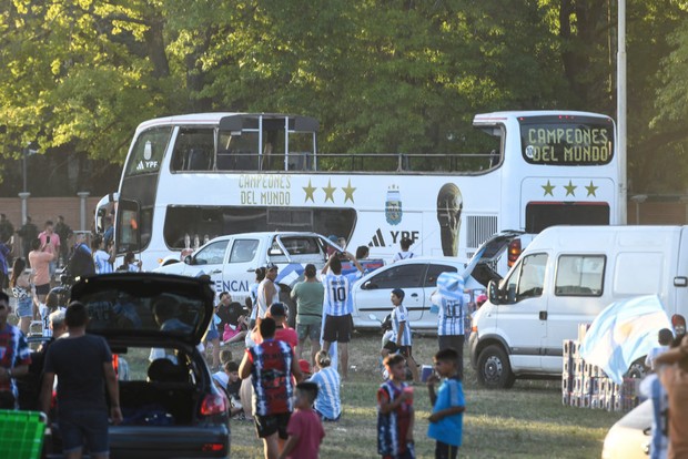 bus resmi yang akan digunakan timnas Argentina untuk parade/foto:gettyimages/Rodrigo Valle bus resmi yang akan digunakan timnas Argentina untuk parade