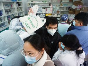 Potret Warga China Serbu Apotek Saat Kasus COVID-19 Melonjak