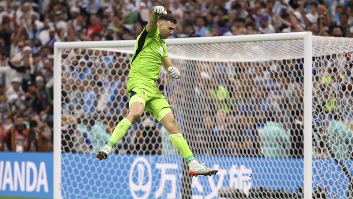 LUSAIL CITY, QATAR - DECEMBER 18: Argentina goalkeeper Emiliano Martinez aka Damian Martinez celebrates during the penalty shootout of the FIFA World Cup Qatar 2022 Final match between Argentina and France at Lusail Stadium on December 18, 2022 in Lusail City, Qatar. (Photo by Jean Catuffe/Getty Images)