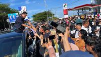 Potret Meriah Ramainya Massa Sambut Erick Thohir di Sumbar