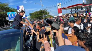Potret Meriah Ramainya Massa Sambut Erick Thohir di Sumbar
