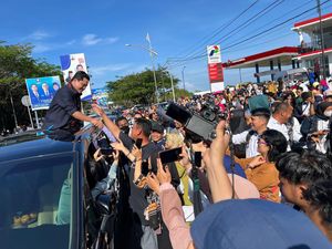 Potret Meriah Ramainya Massa Sambut Erick Thohir di Sumbar