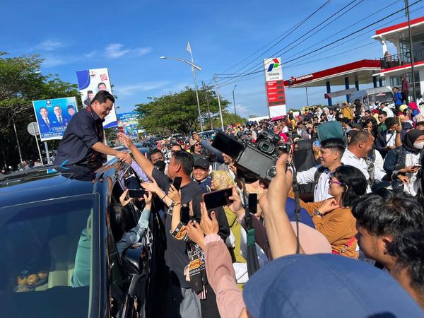 Potret Meriah Ramainya Massa Sambut Erick Thohir di Sumbar