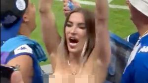 Foto: Aksi Suporter Buka-bukaan di Laga Bola, yang Bugil pun Ada!
