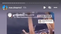 Media Inggris The Sun menyebut, perempuan yang pamer payudara itu sudah langsung dikawal petugas keamanan meninggalkan stadion usai tindakan tak patutnya diketahui. Foto: dok. Twitter