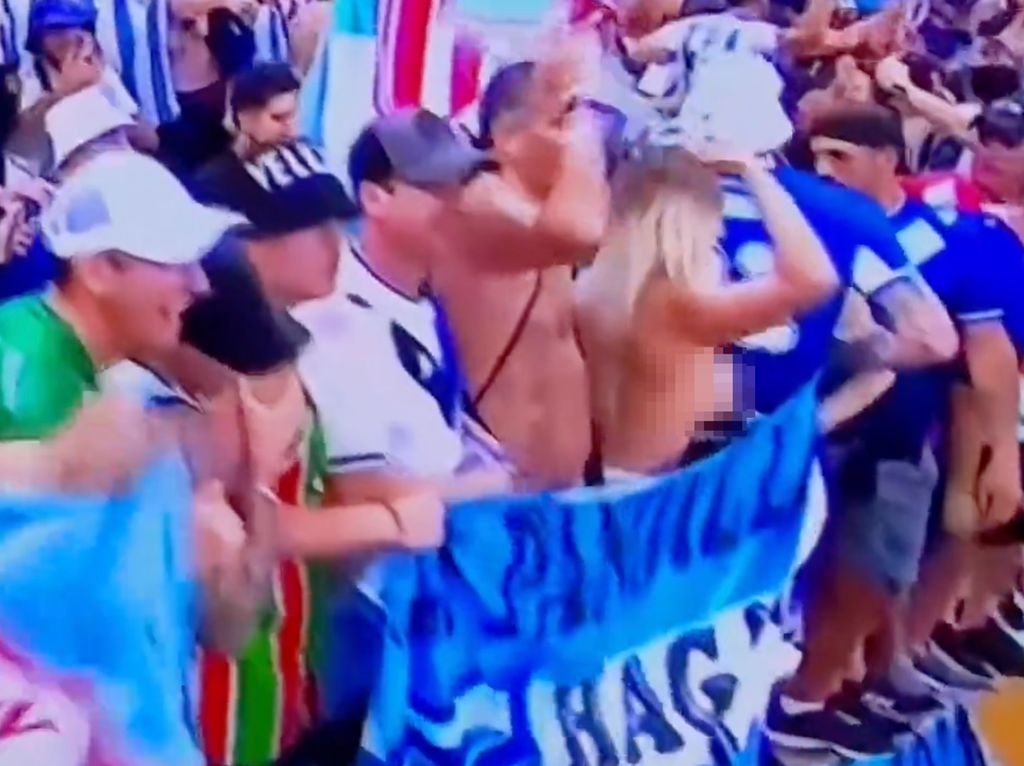 Viral Selebrasi Pamer Payudara Fans Argentina di Piala Dunia, Ekshibisionisme?