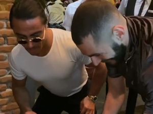 Karim Benzema Putuskan Pensiun Dini, Ini Momen Serunya Saat Kulineran Karim Benzema Putuskan Pensiun Dini, Ini Momen Serunya Saat Kulineran
