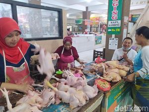 Harga Ayam, Bawang-Minyak di Pasar Muntilan Magelang Naik Jelang Natal