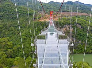 Hiii, China Punya Jembatan Kaca Terpanjang di Dunia, Berani Lewat?