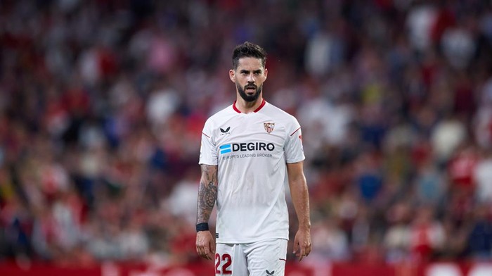 SEVILLE, SPAIN - NOVEMBER 09: Isco Alarcon of Sevilla FC looks on during the LaLiga Santander match between Sevilla FC and Real Sociedad at Estadio Ramon Sanchez Pizjuan on November 09, 2022 in Seville, Spain. (Photo by Fran Santiago/Getty Images)