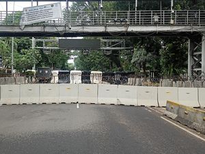 Jelang Demo di Patung Kuda, Lalin Arah Istana Ditutup Kawat Berduri