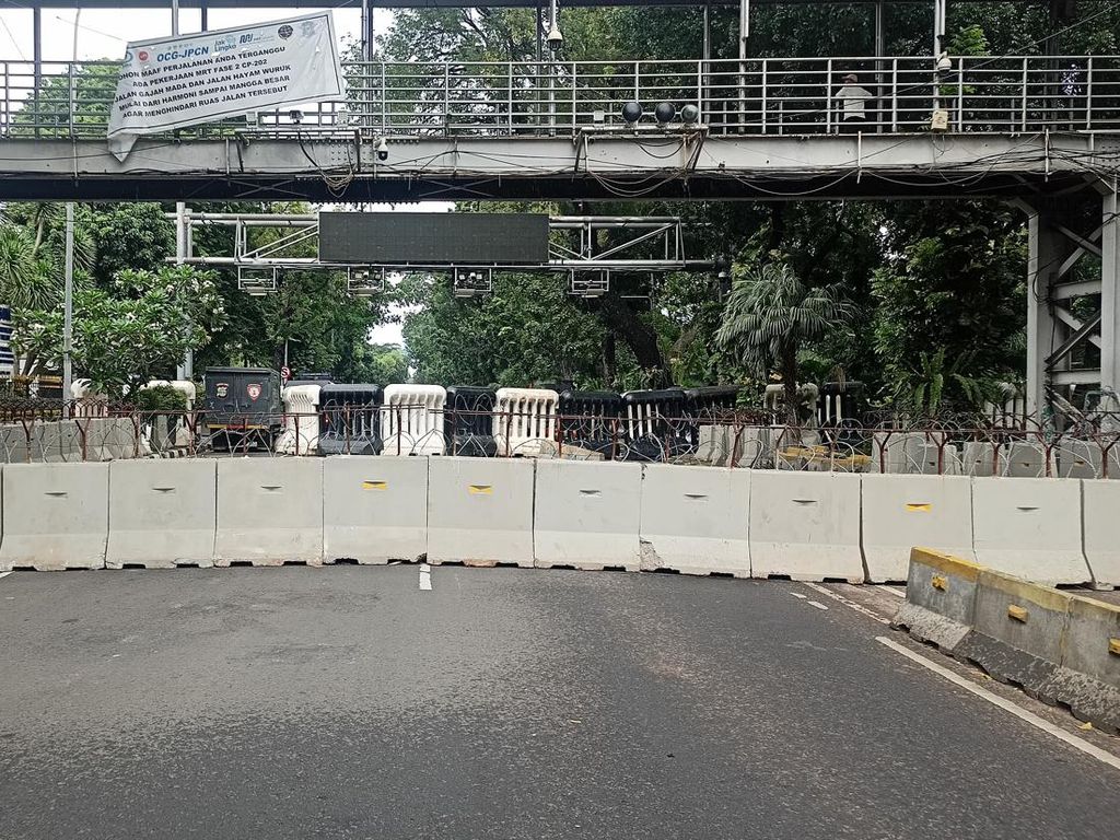 100 Polisi Disiagakan Jaga Demo Mahasiswa di Patung Kuda 100 Polisi Disiagakan Jaga Demo Mahasiswa di Patung Kuda