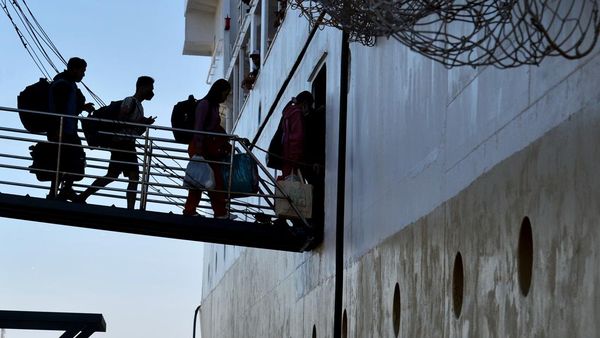 Potret Penumpang Mulai Penuhi Pelabuhan Benoa Bali Jelang Nataru