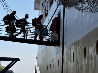 Potret Penumpang Mulai Penuhi Pelabuhan Benoa Bali Jelang Nataru