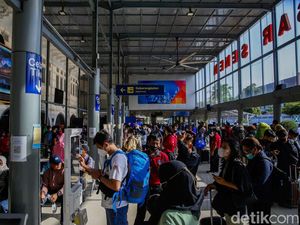 Jelang Libur Nataru, Stasiun Pasar Senen Mulai Ramai