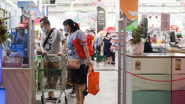 Jelang Nataru, Pusat Perbelanjaan Mulai Ramai Pengunjung