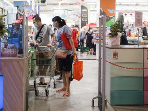 Jelang Nataru, Pusat Perbelanjaan Mulai Ramai Pengunjung