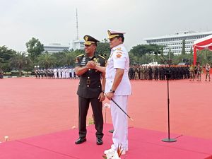 Salam Komando Yudo Margono dan Andika Perkasa Saat Sertijab Panglima TNI Salam Komando Yudo Margono dan Andika Perkasa Saat Sertijab Panglima TNI