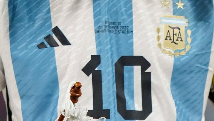 DOHA, QATAR - DECEMBER 03: jersey of Lionel Messi of Argentina prior to the FIFA World Cup Qatar 2022 Round of 16 match between Argentina and Australia at Ahmad Bin Ali Stadium on December 3, 2022 in Doha, Qatar. (Photo by Manuel Reino Berengui/DeFodi Images via Getty Images)