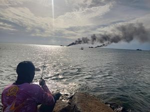 Api Belum Padam, Kapal Terbakar di Pengambengan Bertambah Jadi Tiga