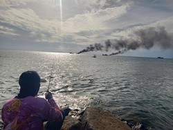 Api Belum Padam, Kapal Terbakar di Pengambengan Bertambah Jadi Tiga