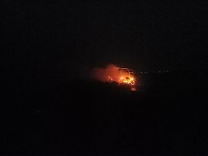 Dramatis! Hujan Deras Tiba-tiba Turun Saat Warga Tarik Kapal Terbakar