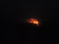 Dramatis! Hujan Deras Tiba-tiba Turun Saat Warga Tarik Kapal Terbakar