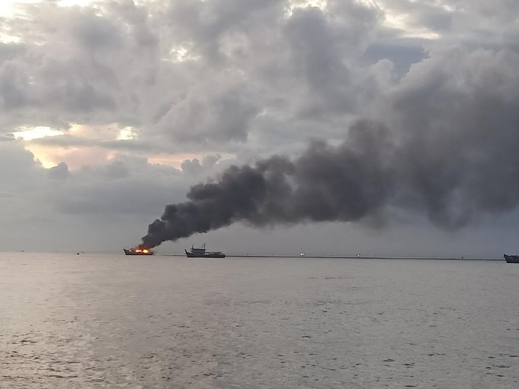 Kebakaran 3 Kapal Nelayan di Pengambengan, 9 Korban Dipastikan Selamat