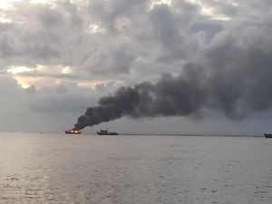 3 Kapal Terbakar di Perairan Bali, 9 Orang Selamat 3 Kapal Terbakar di Perairan Bali, 9 Orang Selamat