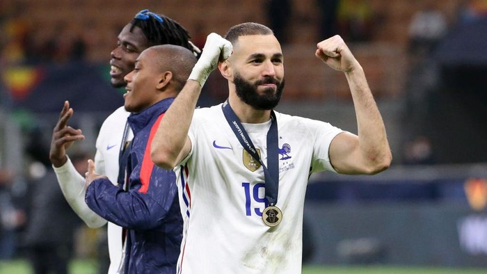 MILAN, ITALY - OCTOBER 10: Karim Benzema of France celebrates the victory following the UEFA Nations League 2021 Final match between Spain and France at Stadio San Siro stadium aka Stadio Giuseppe Meazza stadium on October 10, 2021 in Milan, Italy. (Photo by John Berry/Getty Images)