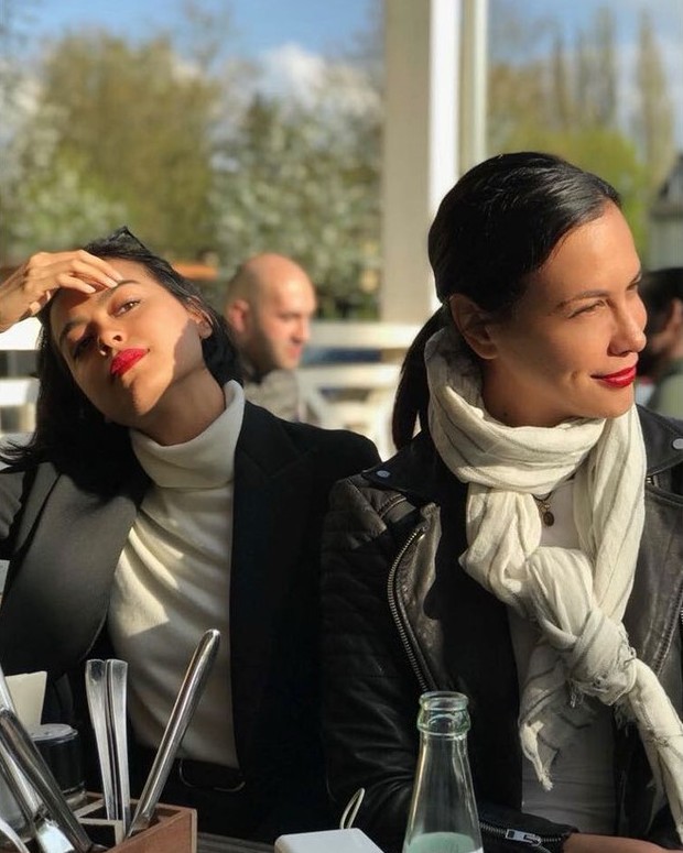 Kenakan Monokrom Saat Liburan/Foto: Instagram/@sophia_latjuba88 Kenakan Monokrom Saat Liburan/Foto: Instagram/@sophia_latjuba88