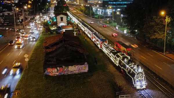 Kereta Berhias Lampu Natal Hilir Mudik di Kolombia
