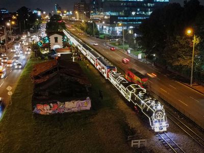Kereta Berhias Lampu Natal Hilir Mudik di Kolombia