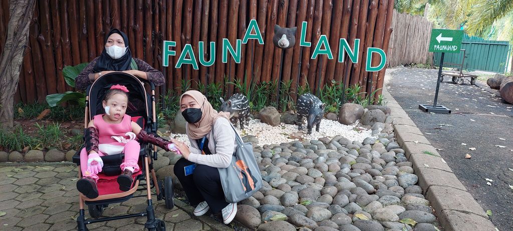 Tim berbuatbaik.id mengajak Khairani dan ibunya berwisata ke Fauna Land di Ancol. Yuk, simak keseruan mereka berjalan-jalan di sana.