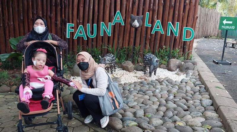 Keseruan Tim berbuatbaik Ajak Khairani Penderita Down Syndrome Jalan-jalan