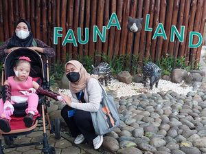 Keseruan Tim berbuatbaik Ajak Khairani Penderita Down Syndrome Jalan-jalan