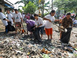 Nelayan di Cirebon Deklarasi Dukung Ganjar dengan Bersihkan Sampah