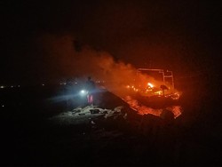 Satu Kapal Terbakar di Pengambengan Berhasil Ditarik Nelayan ke Pinggir