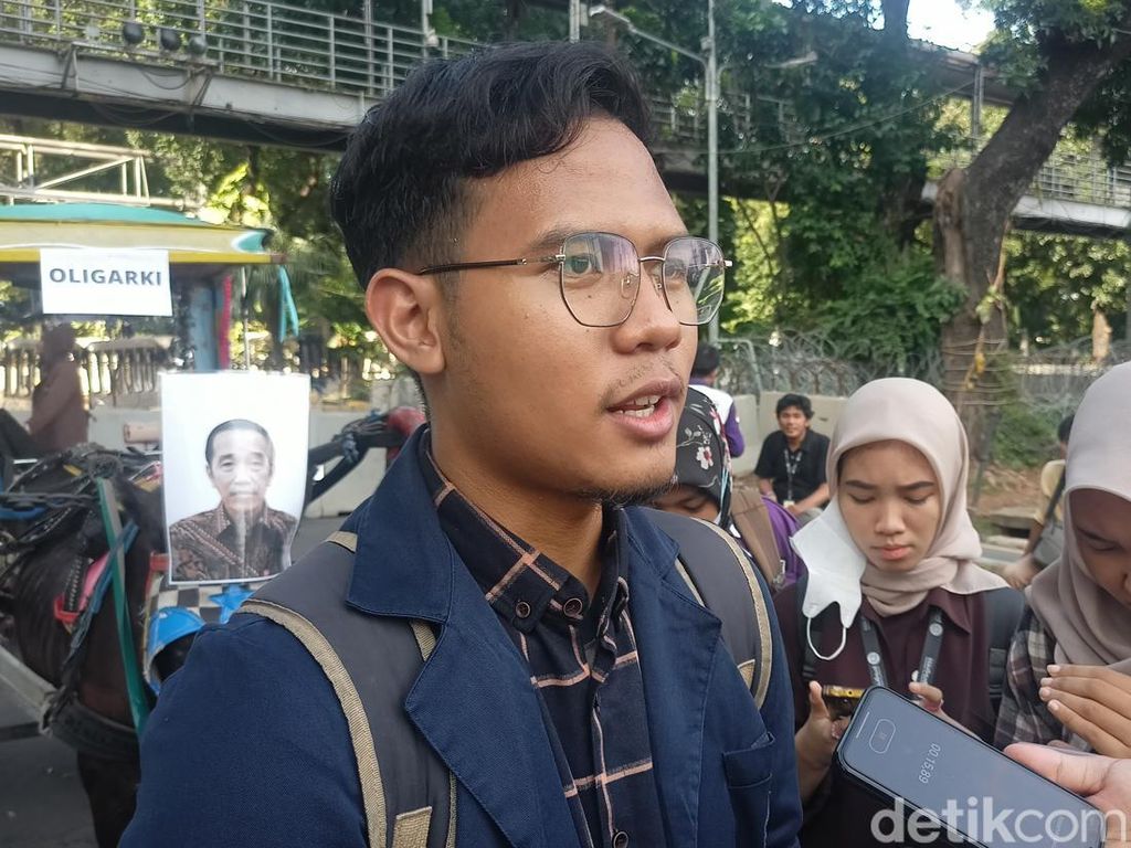 Demo Bawa Keranda di Patung Kuda, BEM SI: Gambaran Demokrasi Mati Demo Bawa Keranda di Patung Kuda, BEM SI: Gambaran Demokrasi Mati