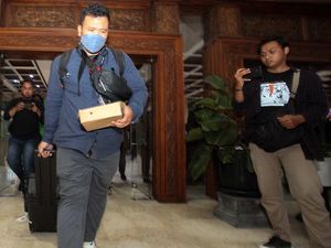 KPK Amankan Koper dan Ransel Usai Geledah Gedung DPRD Jatim KPK Amankan Koper dan Ransel Usai Geledah Gedung DPRD Jatim