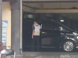 Mobil Sahat Tua Simanjuntak yang Diparkir di DPRD Jatim Digeledah KPK
