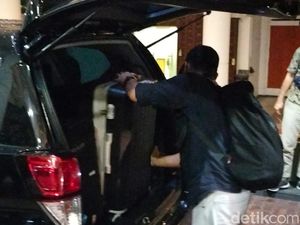 Obok-Obok DPRD Jatim 7 Jam, KPK Bawa Koper dan Ransel-Pantau Kasubbag Sekwan Obok-Obok DPRD Jatim 7 Jam, KPK Bawa Koper dan Ransel-Pantau Kasubbag Sekwan