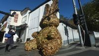 Kreatif! Kelinci Raksasa Ini Terbuat dari Daun Kering